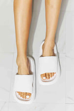 Load image into Gallery viewer, MMShoes Arms Around Me Open Toe Slide in White
